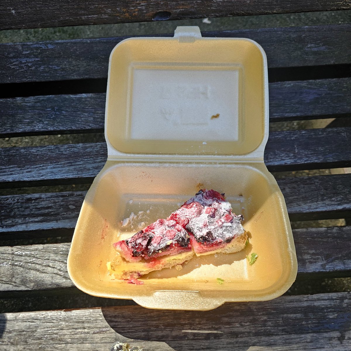 Seeing as the @GrosvenorGdns Victoria is currently closed on Saturdays we had to pop round to this quailty little snack bar for a first class £3.20 Sausage and Bacon Roll with Ketchup and Brown Sauce,Not sure what this cake's called but its on another level🍽☀️👌