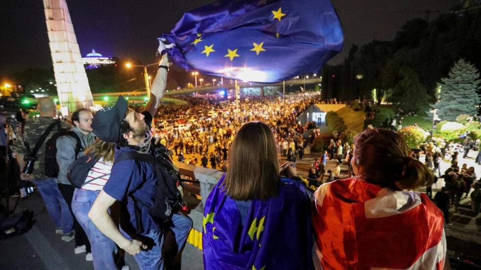 🇬🇪🇪🇺 Georgia, another battle for a European future: protests against a Putin-style law that will limit their freedoms & risk their EU membership. 'If we don’t protect our freedom right now -our EU and Western future- tomorrow we’re going to wake up in Russia'.