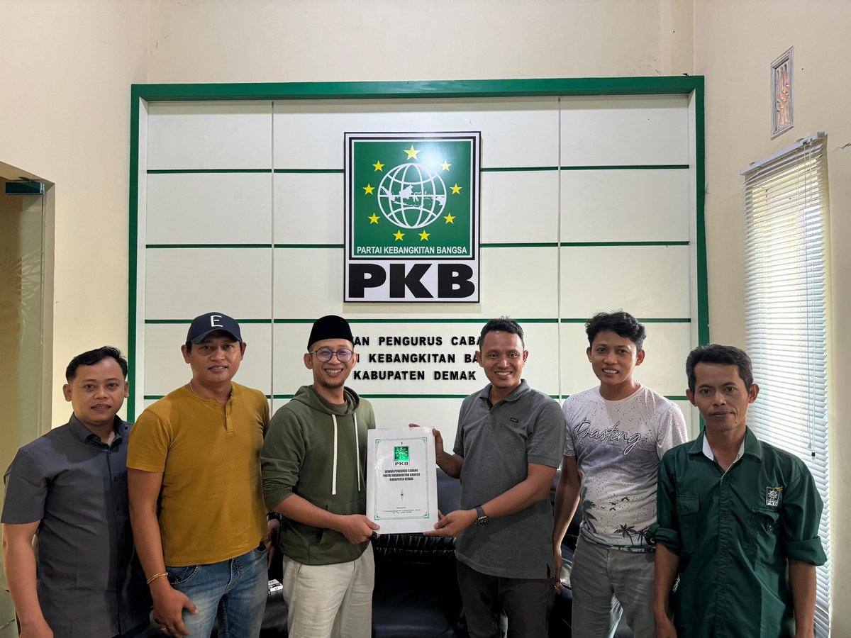 Bismillah, menyerahkan berkas Calon Wakil Bupati Demak 2024-2029.