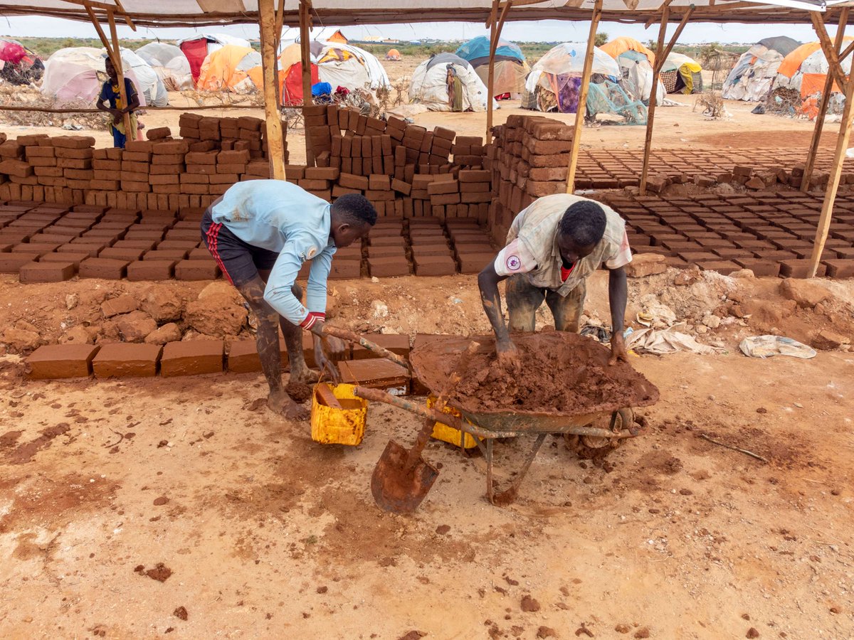 IOM upgraded shelters for newly arrived displaced individuals in Ladan displacement site using mudbricks for construction. This initiative provides more sustainable and improved living conditions for the residents. 🙏 @USAIDSomalia @JapanInSomalia & Greta Thunberg Foundation