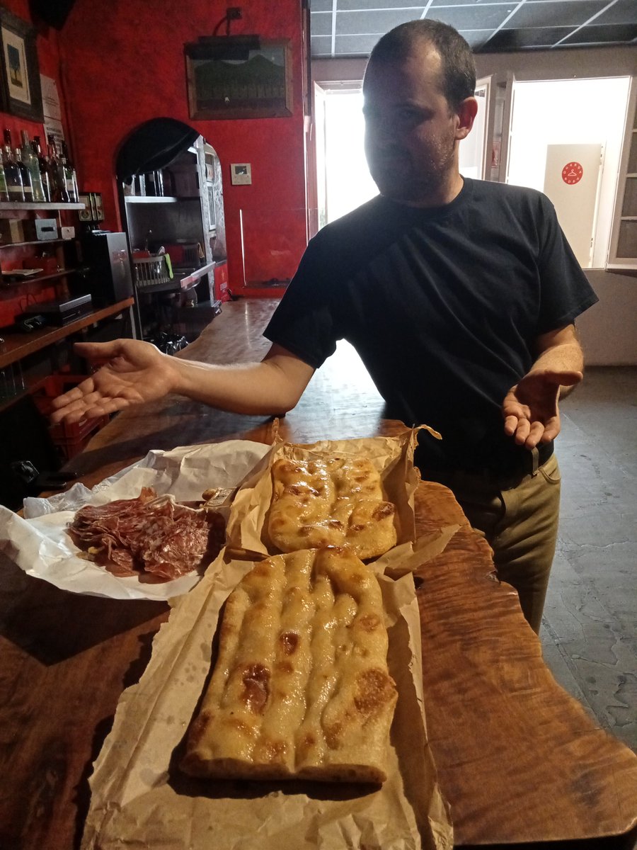 Ja som a l’ @HeliogabalBcn, provant. En Marià ha baixat coca i llonganissa de les Preses. Vingueu amb presses que s’acabaràààà! Tenim gana i ganes de veure-us!