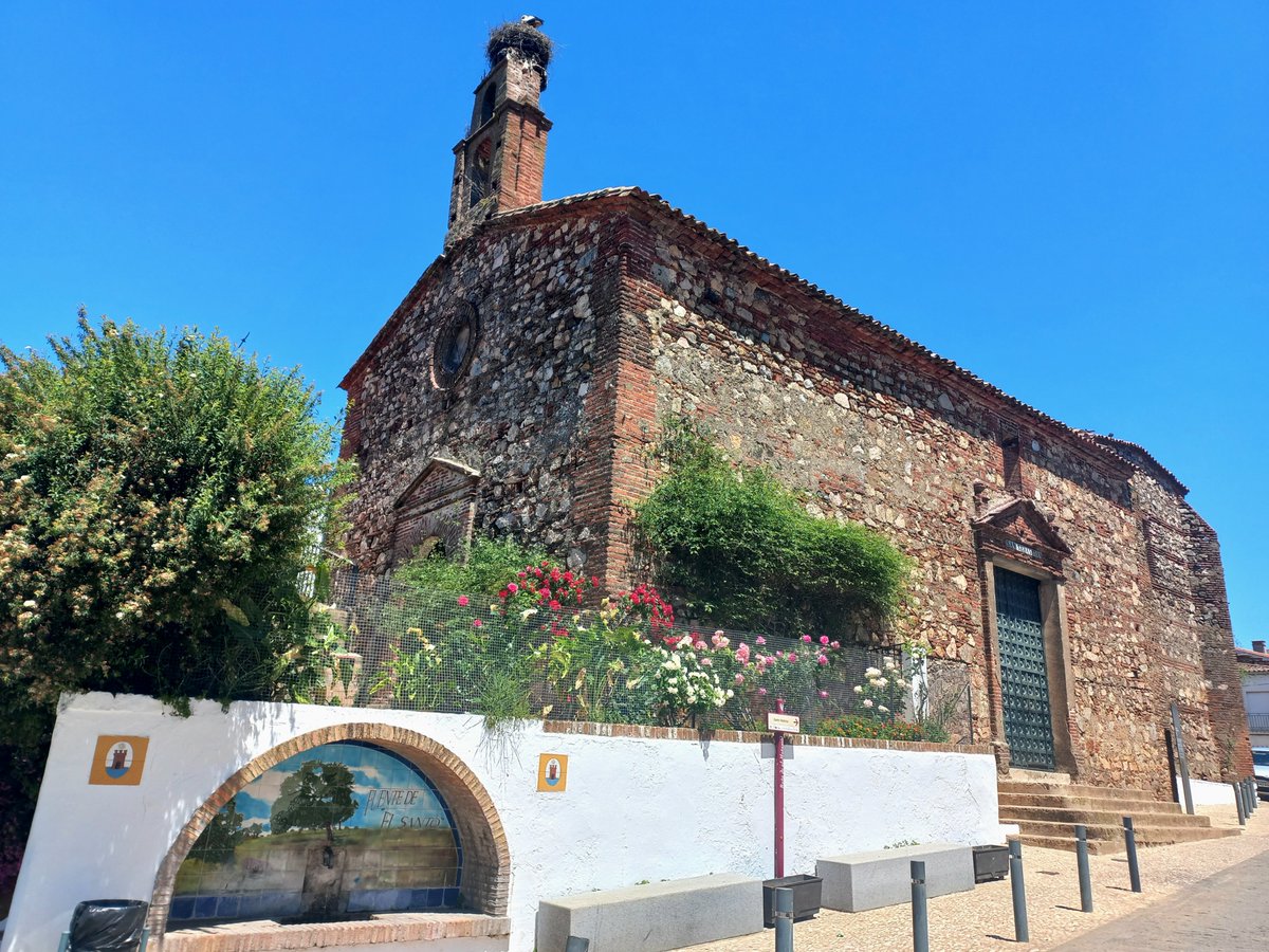 La Ermita de San Sebastián de Cortegana tiene un encanto especial que las flores de mayo amplifica🌺
#cortegana #pueblomagicodeespaña #ermitasansebastiandecortegana #rinconesconencanto #destinosconencanto #destinorural #turismorural #sierradehuelva #sierradearacenaypicosdearoche