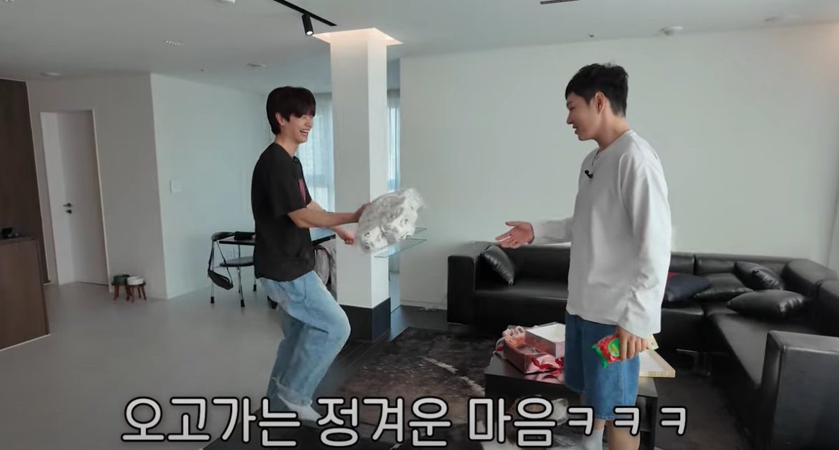 sungjae bought a tissue pack as a housewarming gift from a nearby convenience store 😆