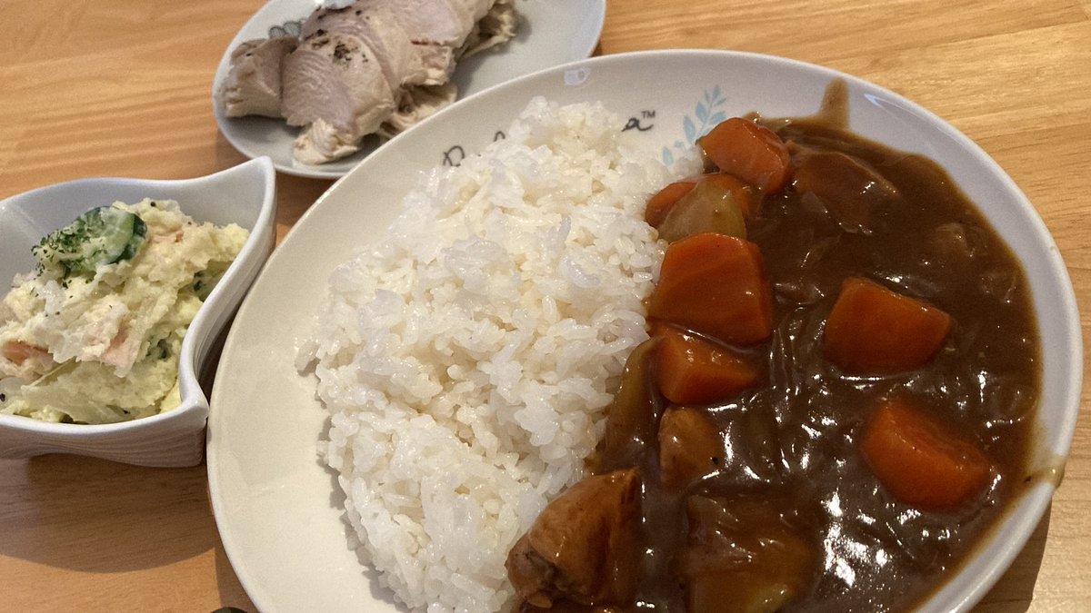 5/4の晩ごはん

⚪︎カレーライス
⚪︎ポテトサラダ

試行錯誤しながら頑張っています！笑
毎日大泣きしながらすくすく育っていってます(´∀｀)

#おうちごはん
#料理好きな人と繋がりたい
#晩ごはん記録
#旦那ご飯