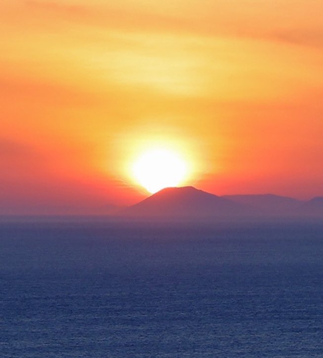 今日も美しい日没です
太陽は昨日よりも、少し北に沈んでいきました
#日没 #淡路島