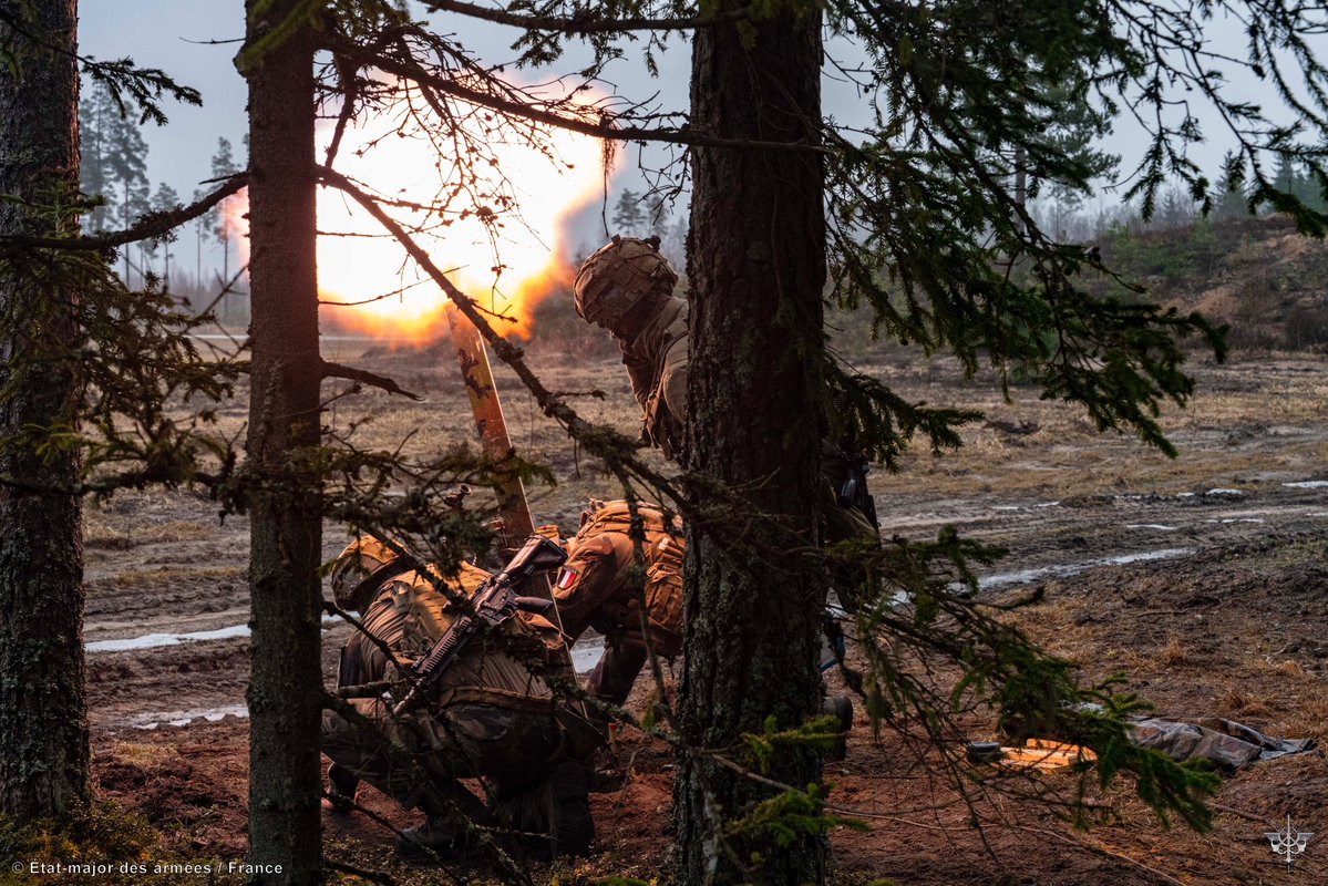 armeedeTerre's tweet image. 🗳 Élisez votre #PhotoDeLaSemaine 📸 !

1️⃣ #PrépaOps Assaut en forêt @35emeRI
2️⃣ #MissionsOps Tir mortier 80 mm @FrForcesEstonia
3️⃣ #NosJeunesOps Stage commando pour les élèves-officiers @SaintCyrCoet
4️⃣ #TradisMilis Commémoration de Camerone au @CDC_1RE avec la @PAFofficiel
👇👇