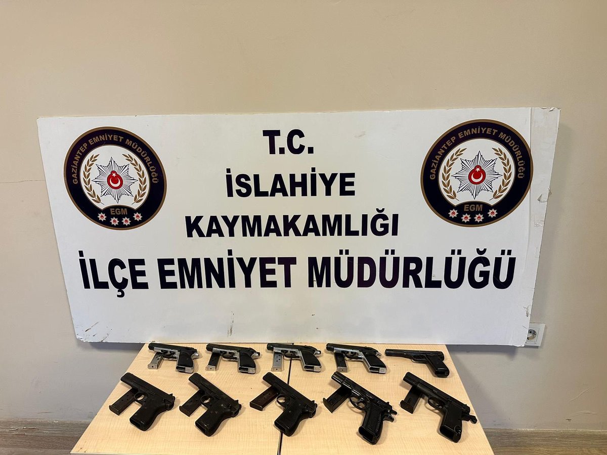 İslahiye İlçe Emniyet Müdürlüğü ekiplerimizce 03.05.2024 tarihinde bir adreste yapılan aramada 10 adet tabanca ele geçirilmiştir. #GaziantepEmniyet