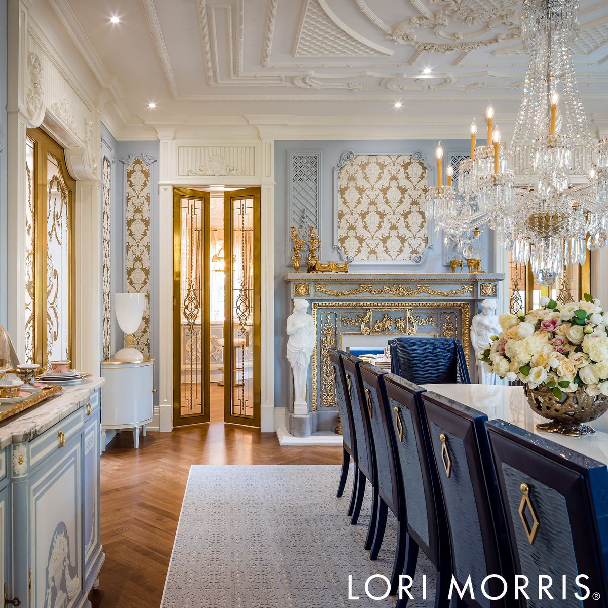 Royal blues ❤️ 
#lorimorris #houseoflmd #luxurydiningroom #diningroom #diningroomreno #interiordesign #interiordecorating #home #architecture #luxuryinteriordecorating #luxuryhousedesign #highendinteriors #homedecorgoals #stylishhomes #roomsbylorimorris #lorimorrisconcierge