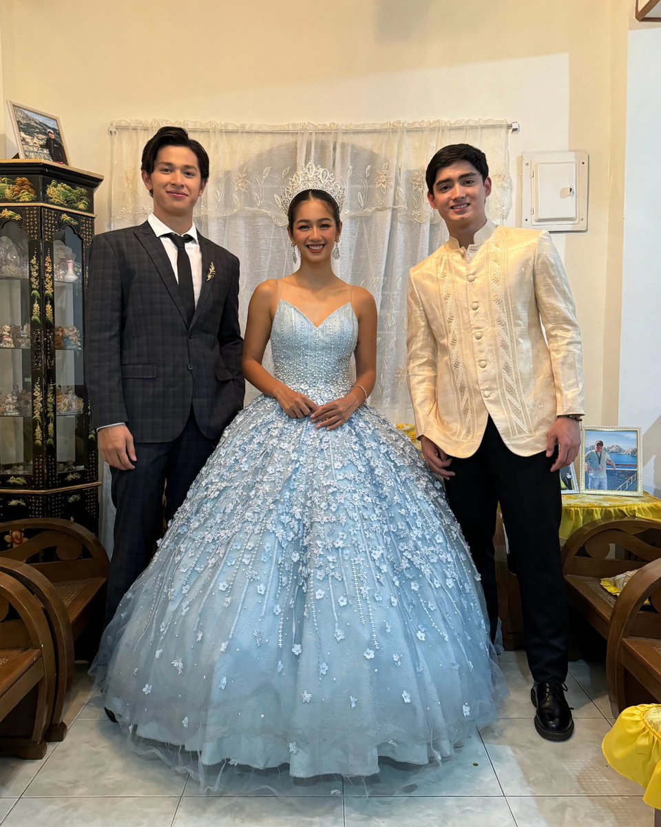 @patrickquiroz_, nakiisa sa Grand Santa Cruzan kasama sina Aljon Mendoza at Kaori Oinuma sa Macabebe, Pampanga!

#PatrickQuiroz
#CornerstoneArtist