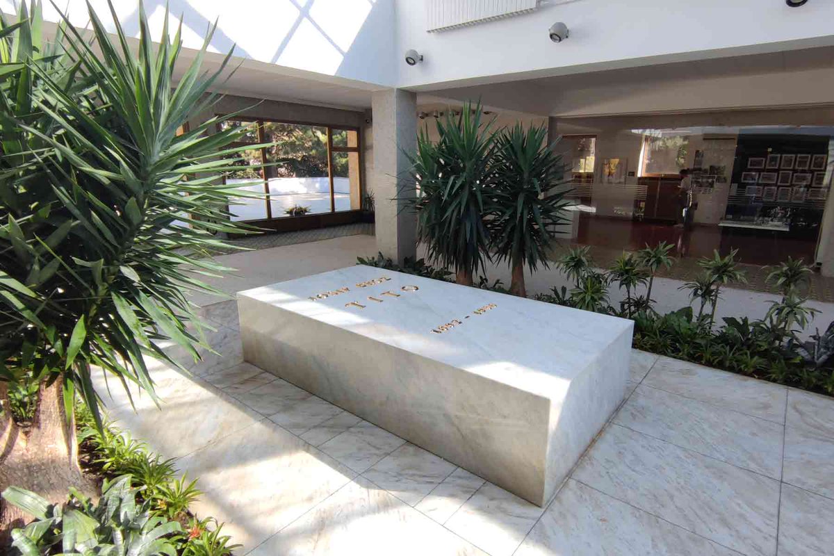 04. 05. 1980. 
Prošle su 44 godine, a ovo smeće je i dalje u Srbiji .😡🤮 Đubre na deponiju, gde mu je i mesto 😡