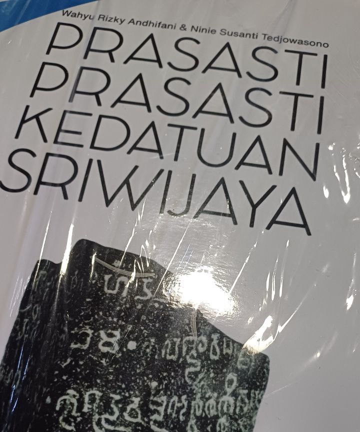 sebuah buku baru telah terbit, data-data baru soal sriwijaya. menarik! Proficiat mas Wahyu dan Bu Ninie