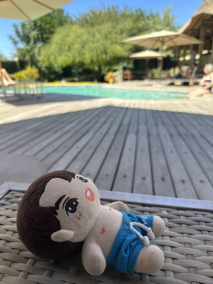 I want to come support you so much #winmetawin 🥹🥹🥹
Good show !!!! And superb sales for #SOURI and #velenceMidYearSale ! 

Little win is here relaxing near the pool 😆

#fanslandmusicfestival 
#fanslandxwin