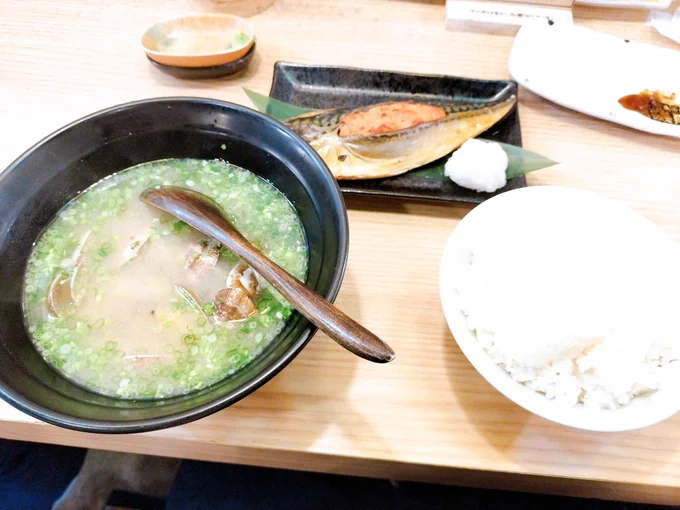 孤独のグルメっぽく居酒屋で飯してる 