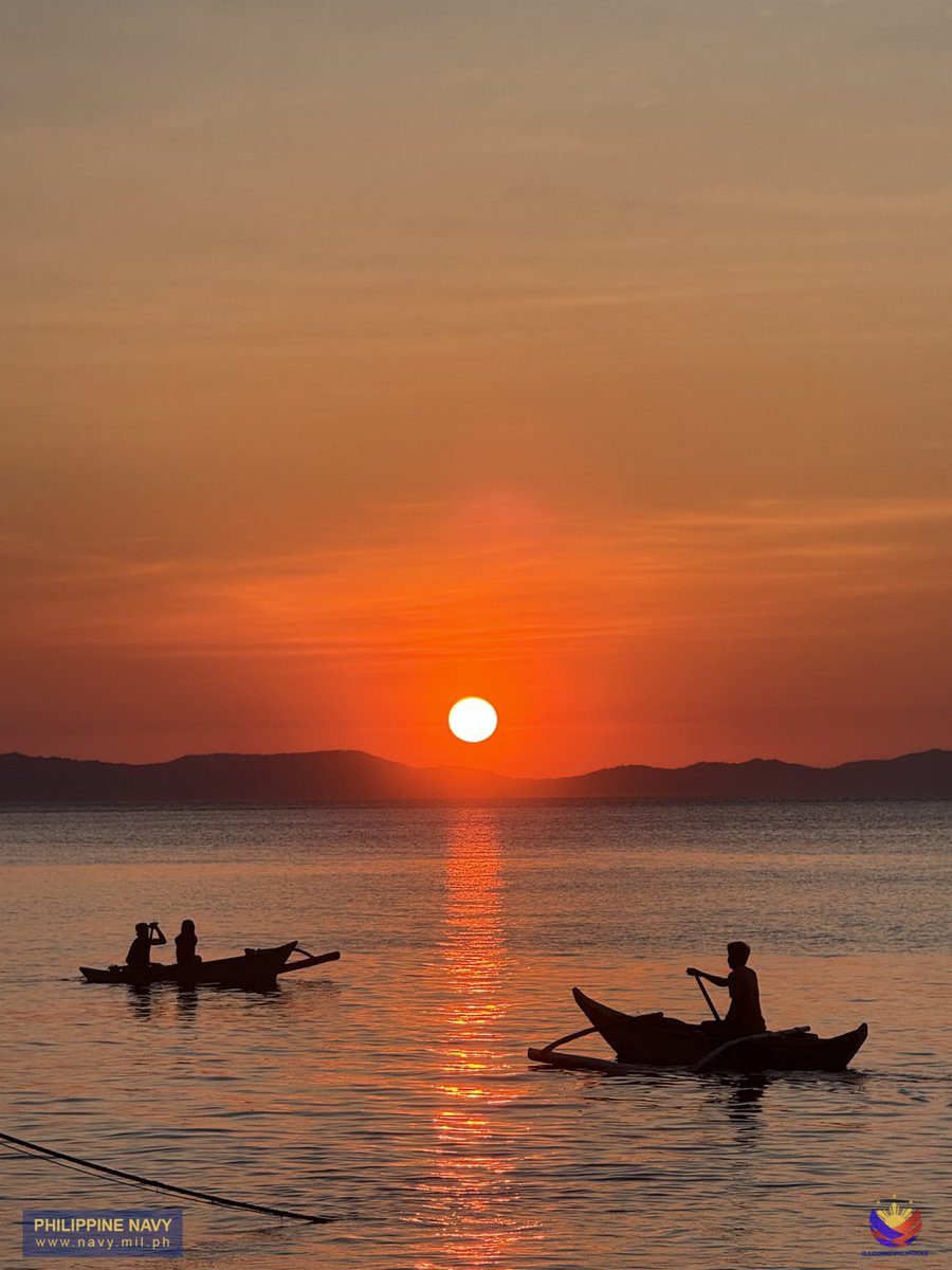 SUNSET SATURDAYS 🌅 'Life does not come with instructions on how to live, but it does come with trees, sunsets, smiles and laughter, so enjoy your day.' – Debbie Shapiro 📷: PO3 Daine Ann M Meriel PN (Res) #GreatShot #ModernandMultiCapablePHNavy #AFPyoucanTRUST