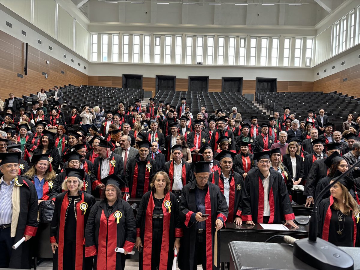 İstanbul Hukuk Fakültesi 1985 yılı girişlilerin “mezuniyet törenini” büyük bir katılımla bugün namlı 1. Amfide gerçekleştirdik… Mezunlarımıza içten sağlık, mutluluk ve başarılar dileriz.