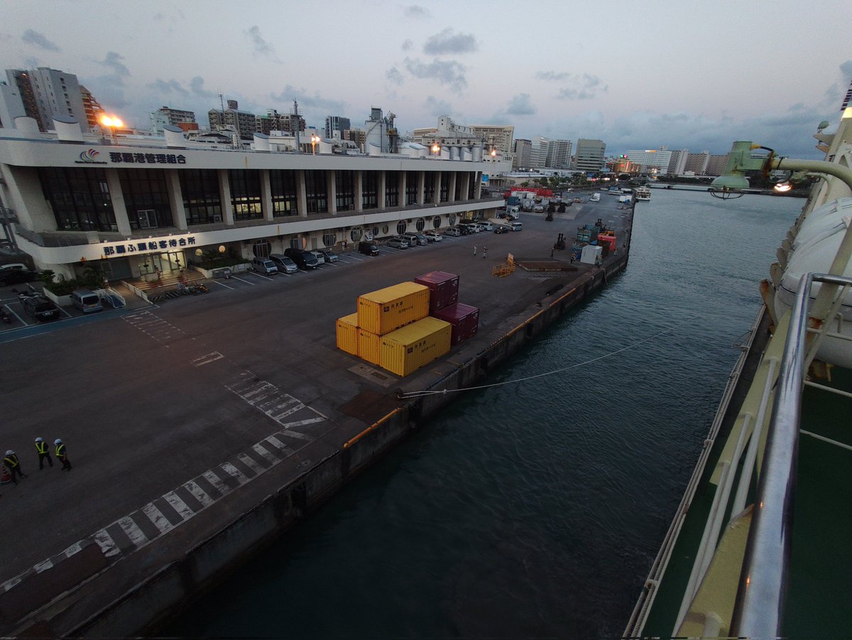 那覇港に入港しました
25時間の船旅の終わりです