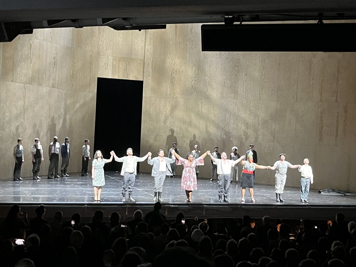 #IlTrittico is @BarrieKosky’s final piece of his #Puccini trilogy @DutchNatOpera, and conceptually & execution-wise the weakest. Similar sets for 3 one-acts, but getting darker&darker. #IlTabarro relies on poverty drama, no false #Paris romantic, and horror ending.