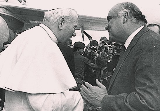 1º VISITA DEL PAPA JUAN PABLO II. Primera vez que un sumo pontífice vino a Venezuela. Aconteció entre el 26 y el 29 de enero de 1985. El dignatario fue recibido por el presidente Jaime Lusinchi. Realizó misas en Caracas, Maracaibo, Mérida y Ciudad Guayana. #CentenarioLusinchi