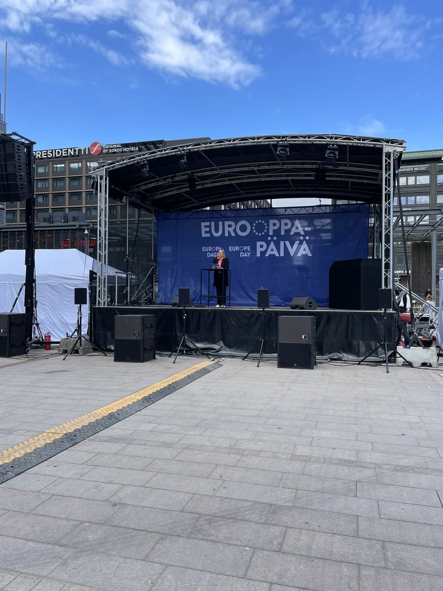Yksikään #EU -maa ei pärjää yksin. @JuttaUrpilainen avaa Narinkkatorilla Eurooppa-päivän juhlallisuudet Narinkkatorilla.