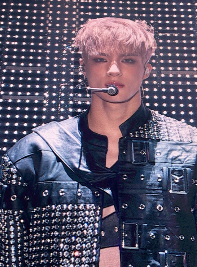 NCT's Jeno debuts silver hair.