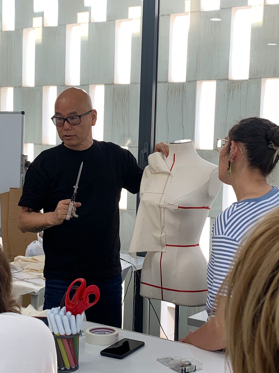 sevillademoda's tweet photo. Comienza el workshop del mejor patronista del mundo en @sevillademoda ✂️👗
El japonés Shingo Sato 🇯🇵 estará hasta el martes 7 de mayo aportando su conocimiento a la moda en #Sevilla
#Moda #SevillaHoy #Andalucía #Empleo #ModadeAutor #Diseño #Patronaje https://t.co/qkTpzjkuW2