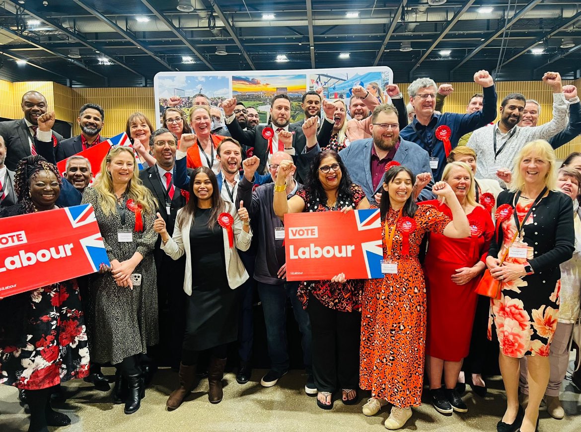 History makers. The first majority Labour Council in Milton Keynes for a generation. Huge congratulations to @Pete_Marland on this achievement — and of course 3 new/re-elected cllrs in Bletchley @EdHumeMK @hfoneill & Ayesha Khanom! Onwards to the general election! 🌹