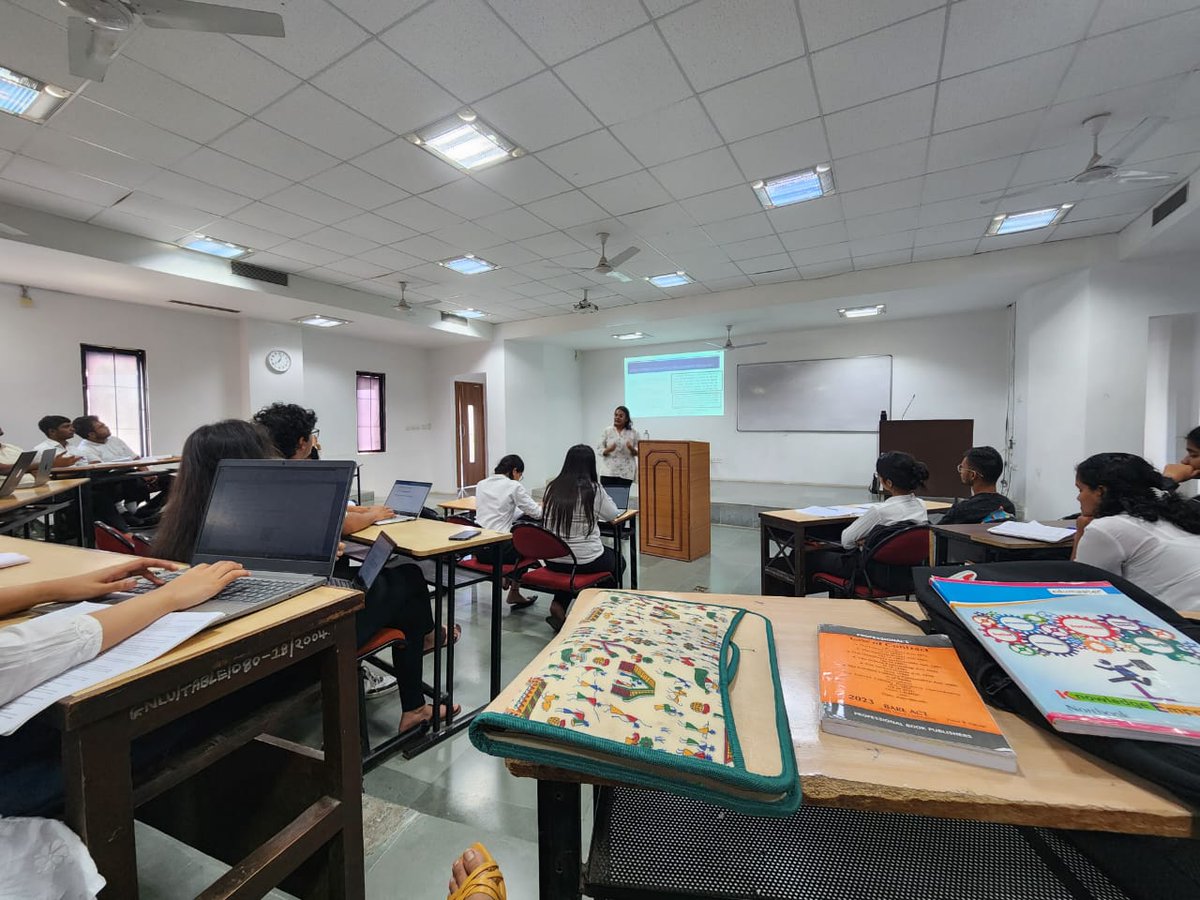My first lecture as a TA (A Thread)
GNLU requires LL.M candidates to be teaching assistants for ten classes for UG.
I chose Contracts-II because I could teach it & also because of the professor.
I taught Agency to all sections, consecutive three classes on a Monday morning (1/n)