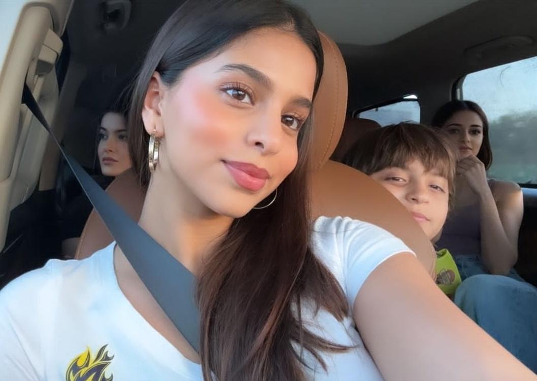 #SuhanaKhan shares a lovely selfie with #AbRamKhan, #AnanyaPanday and #ShanayaKapoor 💕