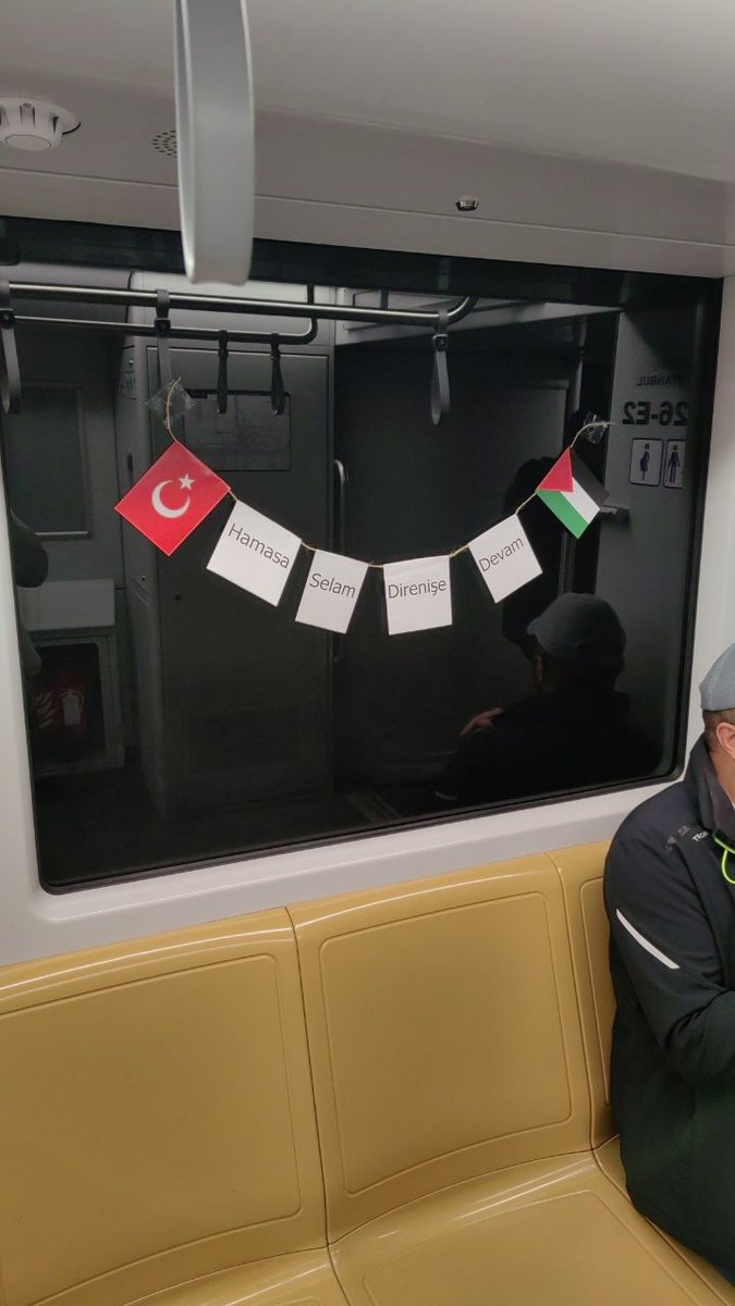 Bir grup genç tarafından İstanbul'un tüm metrolarına Filistin direnişine destek için afişler astı.

'Hayır Ekrem Hayır, Hamas Terör Örgütü Değildir.'

'Hamas'a Selam Direnişe Devam'

'Ümit, Starbucks'a gitme'