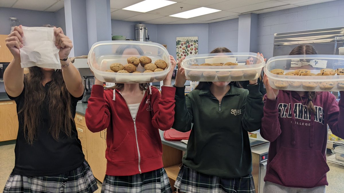 🥣Our student 'Chef Club' was busy Friday baking up healthy muffins for our amazing breakfast program. Thank you Perth Metro @GroceryFndtn and Egg Farmers of Ontario @GetCracking for your support! @SJCHSSPARTANS @StudentNutriON