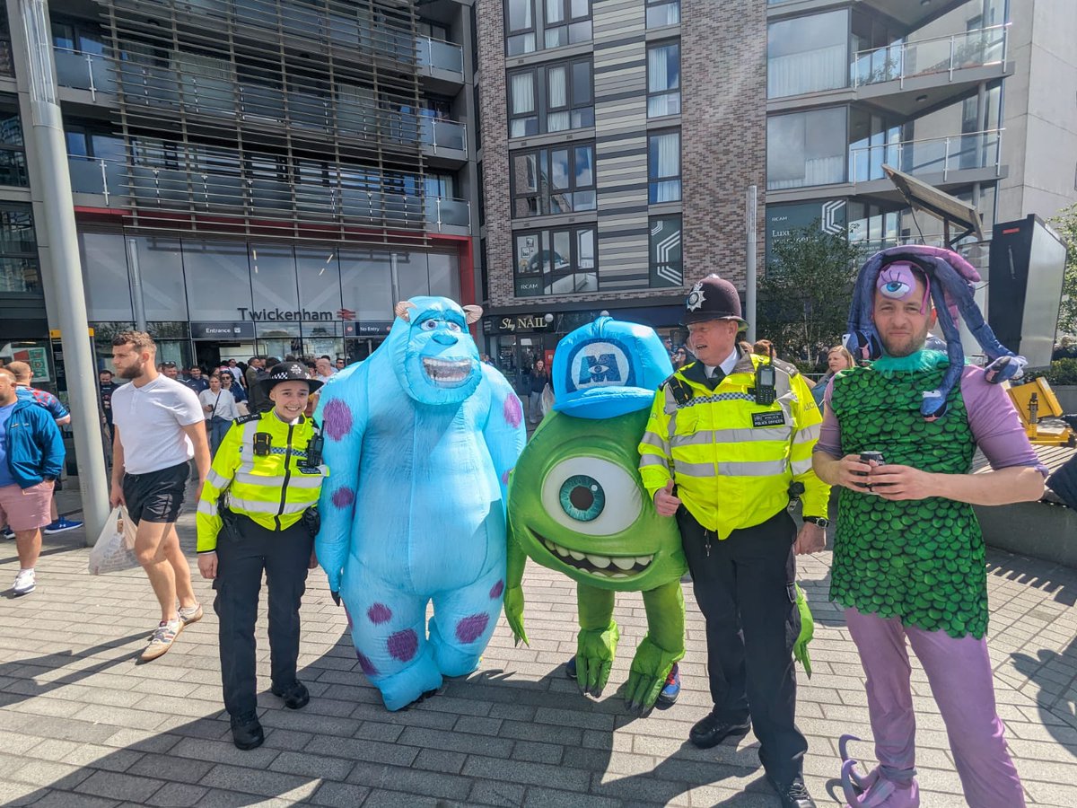 Our officers from @MPSCroydon are supporting the Army v Navy rugby at Twickenham today. They are also making new friends. #MSCMonsters #Rugby