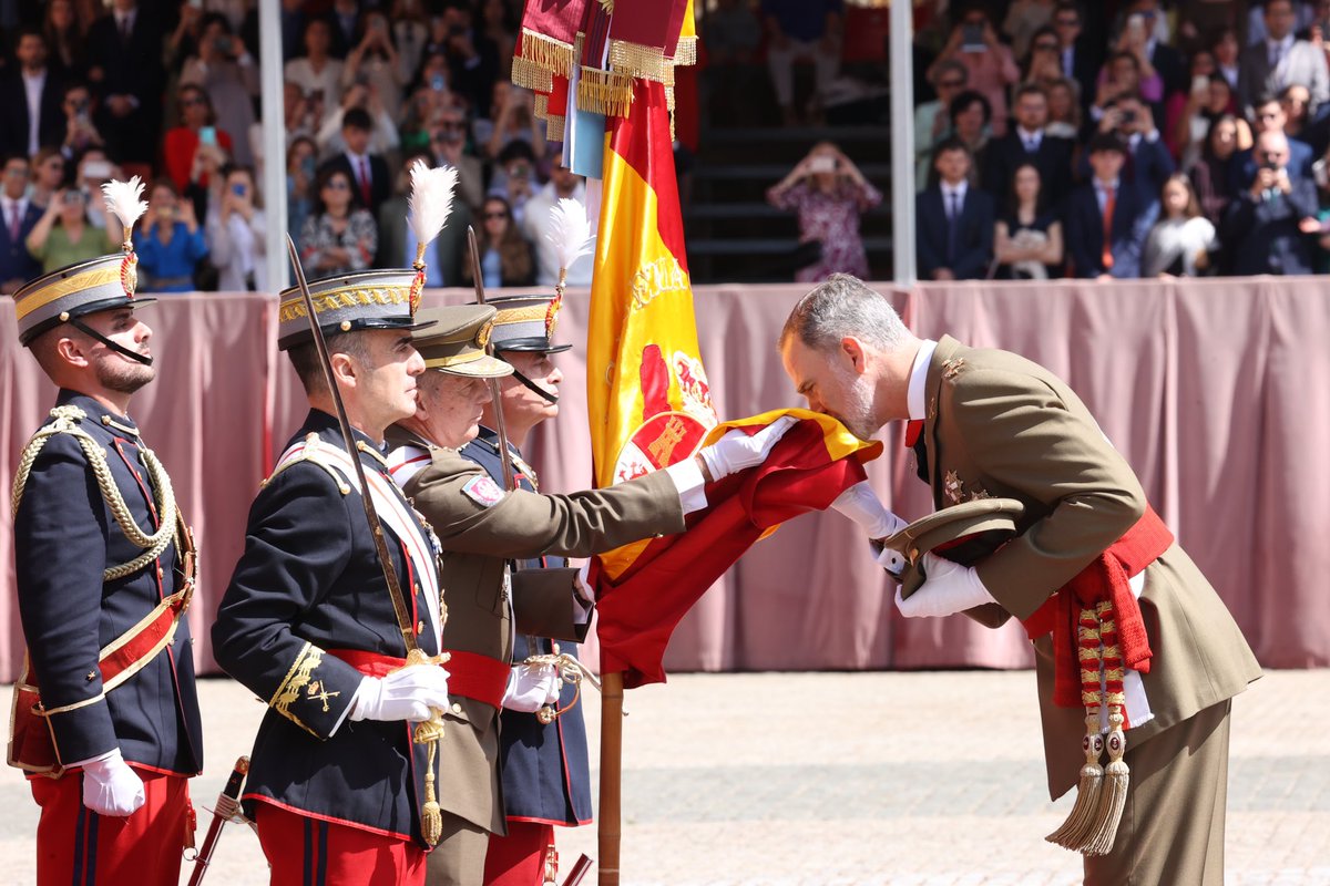 El Rey, junto a sus compañeros de promoción, renueva el juramento a la Bandera, como ya lo hizo siendo Príncipe de Asturias por el 25 aniversario. ➡️casareal.es/ES/Actividades…