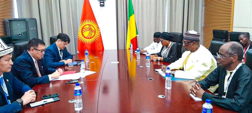 En marge de la réunion du Conseil des ministres des Affaires étrangères préparatoire à la 15ème session de la Conférence Islamique au Sommet de l’Organisation de la Coopération Islamique (OCI) à Banjul, Son Excellence Monsieur Abdoulaye DIOP, Ministre des Affaires étrangères et…