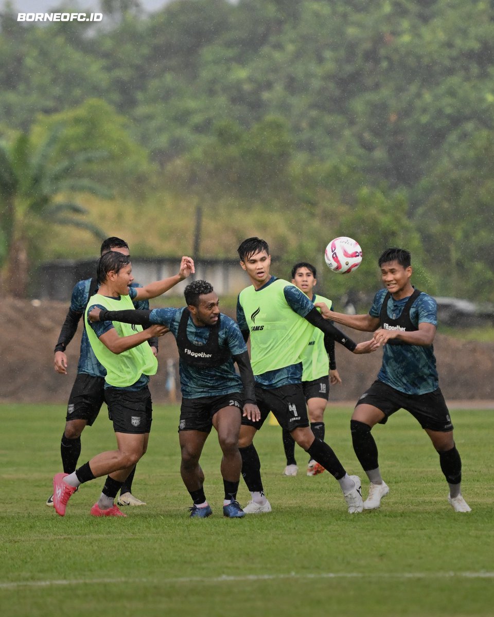 Hujan Hiasai Sesi Latihan Sore ini di Borneo FC Training Ground. Segar 🥶 #G10RY #BorneoFC #Samarinda #Manyala #WeAreSamarindans