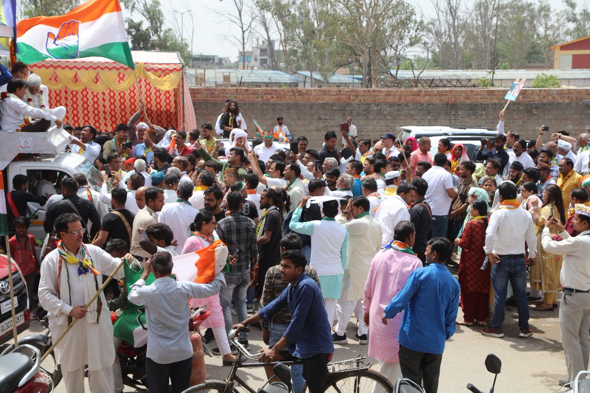 उत्तर पश्चिम दिल्ली लोकसभा क्षेत्र के इंडिया गठबंधन के प्रत्याशी डॉक्टर उदित राज @Dr_Uditraj जी के नामांकन में सुल्तानपुर माजरा विधानसभा के माननीय विधायक @mukeshahlawatap पहुंचकर सुल्तानपुर माजरा विधानसभा के क्रांतिकारी साथियों के साथ मिलकर उनकी विजय संकल्प यात्रा में शामिल हुए।