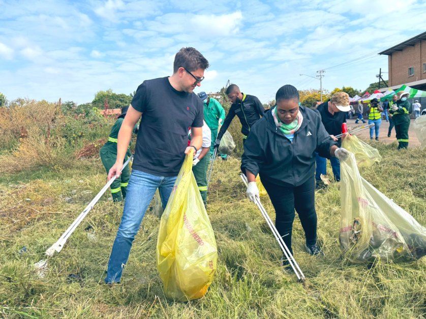 🚮 Mayor Cilliers Brink is actively cleaning up the City of Tshwane and addressing illegal dumping. DA representatives in government are working to reclaim public spaces currently taken over by lawlessness, litter, and neglect. Public spaces are meant to be enjoyed by all.
