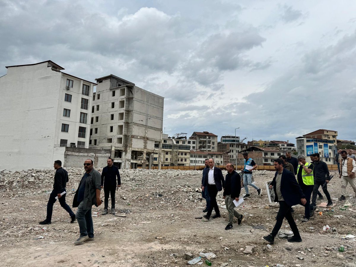 📍 Malatya 🏗️ Depremden etkilenen şehirlerimizin yeniden ihya ve inşası hızla devam ediyor. TOKİ Başkanımız Ömer Bulut ve beraberindeki heyet Malatya Battalgazi rezerv alanda yapımı hızla devam eden 1.352 adet deprem konutumuzun şantiyesinde incelemelerde bulundu.