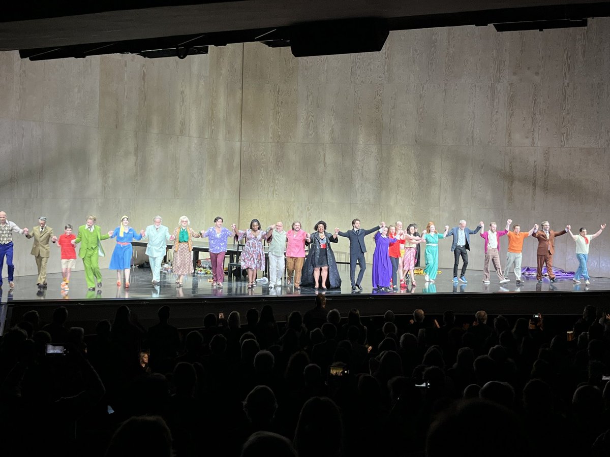 Finally, #GianniSchicchi Buñuel-esque comedy of mean-spirited creatures. @BarrieKosky at his best here, in precise timing, dark humor&physical comedy. #IlTrittico @DutchNatOpera worth it 4 orchestral finesse & some moments of brilliant ideas. Overall too plain by Kosky standards.