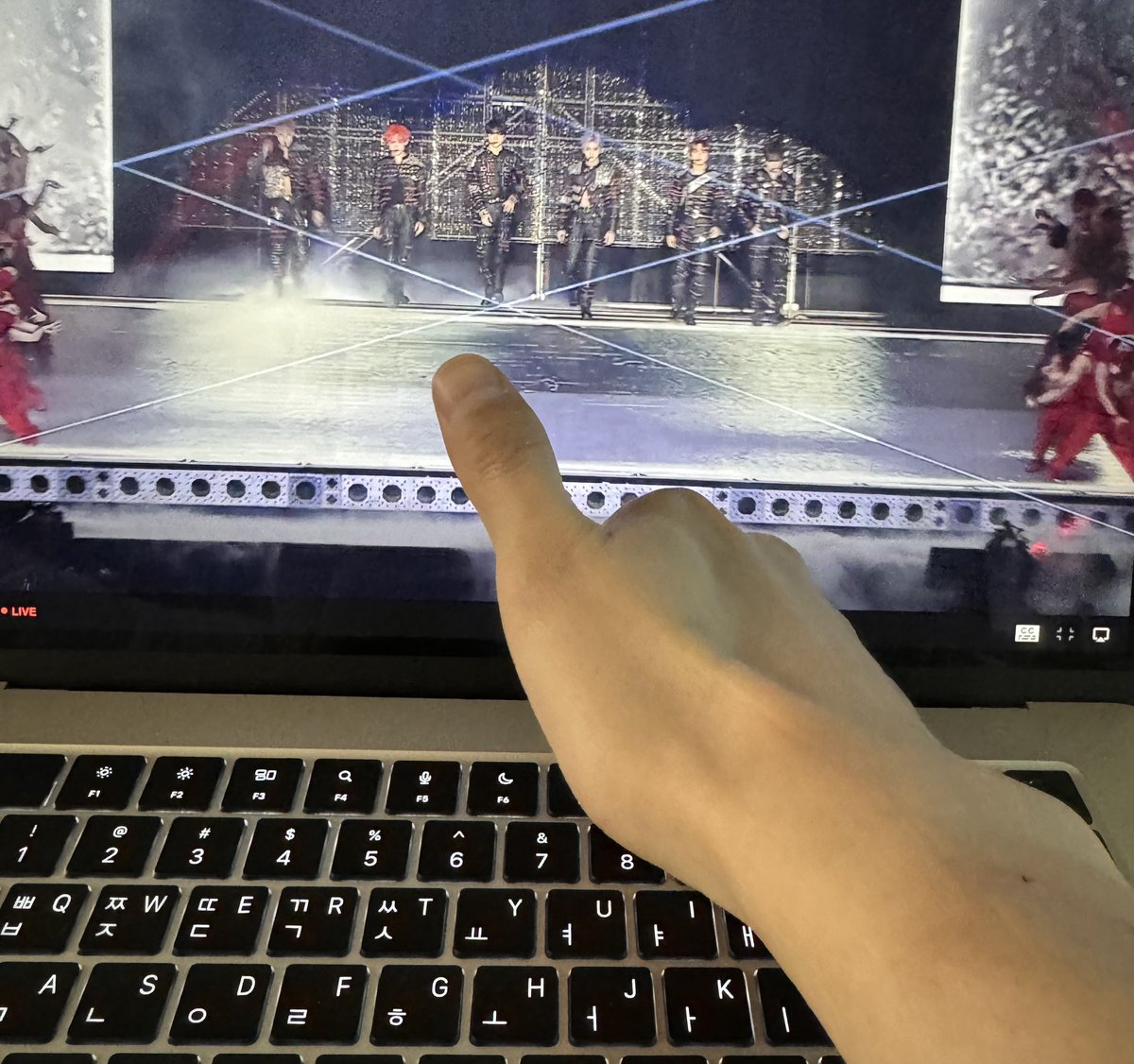 messyswit's tweet image. cepet sembuh cintaku biar bisa tampil bareng drimi lagi