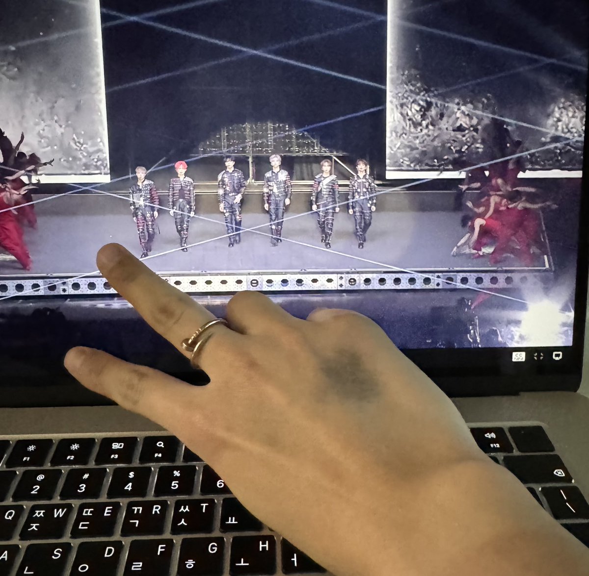 messyswit's tweet image. cepet sembuh cintaku biar bisa tampil bareng drimi lagi