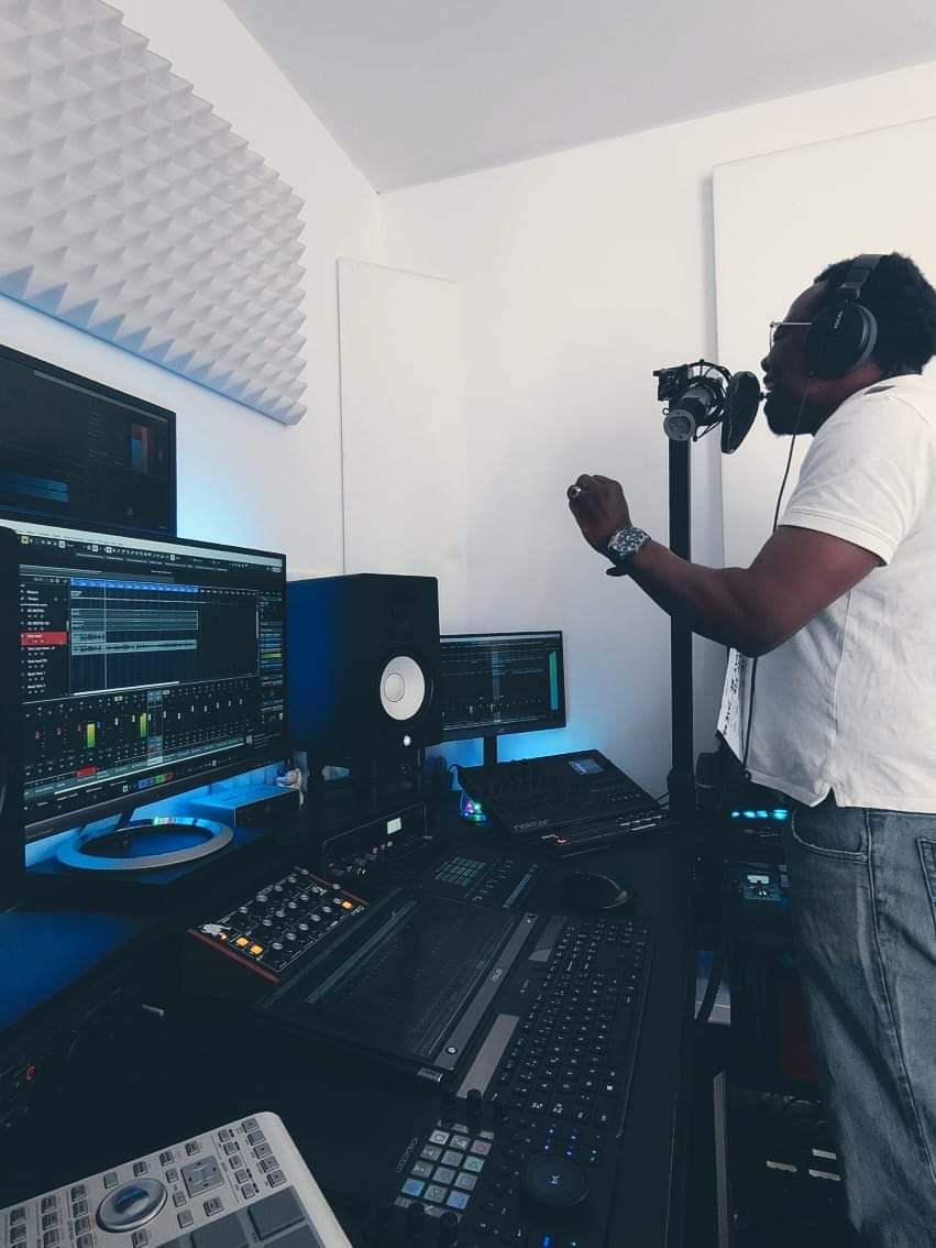 BeatsAndSounds_'s tweet photo. 🎙️ Enregistrement hier au studio Beats and sounds, voix lead et choeurs pour Ed, good session !!! 👌

#beatsandsounds #enregistrement #studio #voix #angers #angersmaville https://t.co/qs9xLoWgSd
