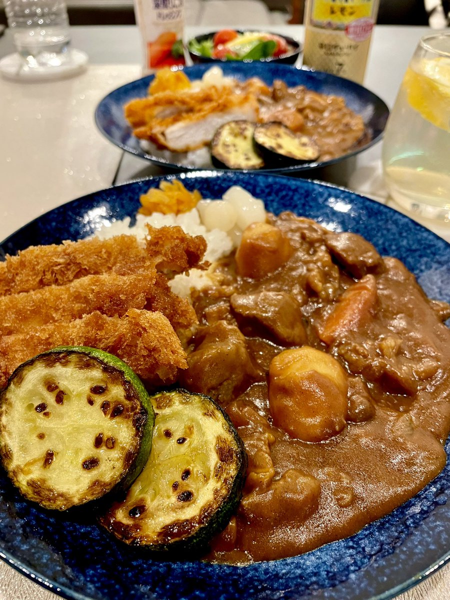 ダブルビーフカツカレー❣️❣️（牛肉ブロックとロース）ズッキーニ添え❣️にて乾杯です❣️😊🍺