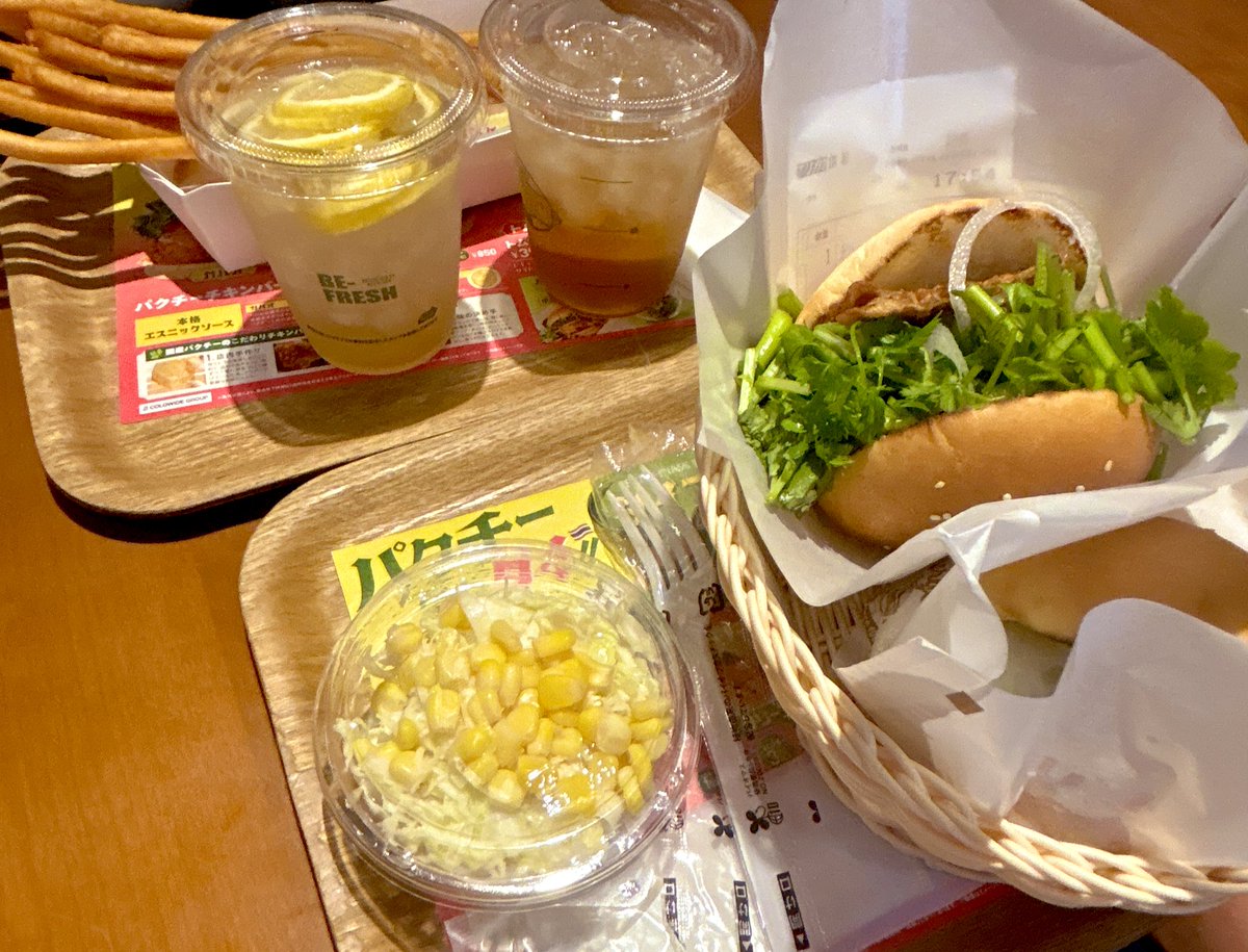 フレッシュネスバーガー🍔
グリーンカレーチキン+パクチー3倍盛りにした🌿幸せ〜