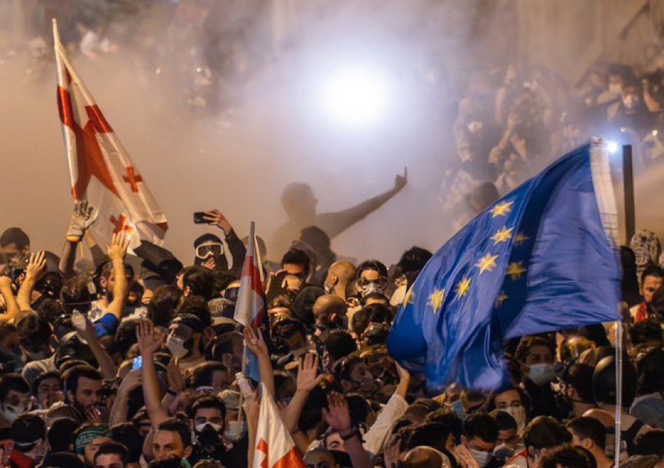 Le peuple Géorgien (image 2) qui manifeste en 2024 pour sa liberté grâce à l’Europe, c’est aussi fort que le tableau de Delacroix “La Liberté guidant le peuple” en 1830, ici dans sa version restaurée (image 1).

Nous avons #BesoindEurope rien que pour ça.