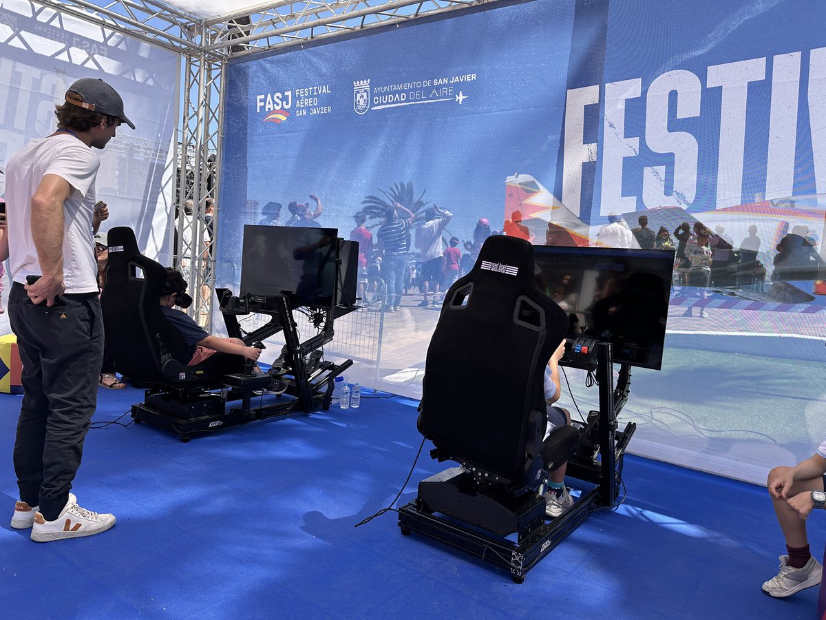 🥽 Experiencia de vuelo en realidad virtual
🚁 Vuelo con drones
🎮 Videojuegos de vuelo y pilotaje
✈️ Simuladores de vuelo

🔵 PLAY SAN JAVIER #Game-Weekend 
📍 Explanada Barnuevo, San Javier

#PlayGeneration #PlaySanJavier