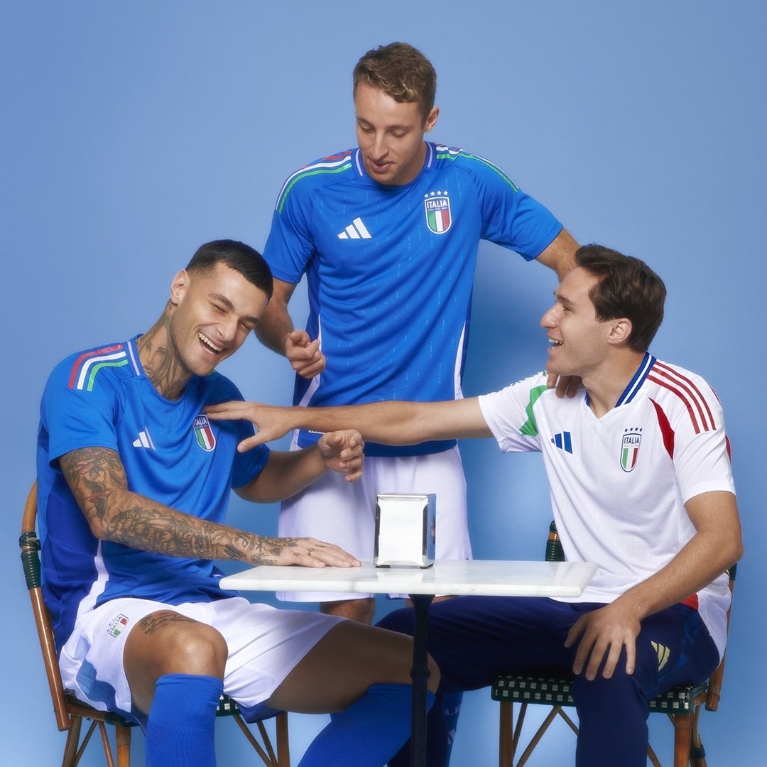 La nostra maglia, la nostra pelle 💙 🇮🇹 🤍 📦 figcstore.com/it #Azzurri #Nazionale #VivoAzzurro