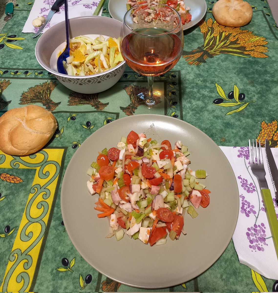 Buon pranzo 🍽🍷
Oggi insalatina di mare con sedano e pomodorini con un bel bicchiere di Cerasuolo D'Abruzzo🥰😊😋