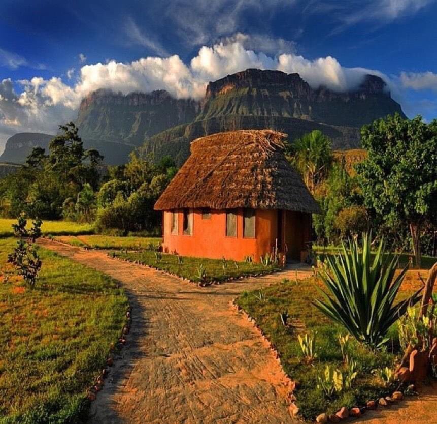 Bella postal 
URUYEN hermoso campamento ubicado en el valle de Kamarata a los pies del Auyantepuy , La Gran Sabana Parque Nacional CANAIMA…Edo Bolívar VENEZUELA 🇻🇪🇻🇪🇻🇪🇻🇪🇻🇪🇻🇪🇻🇪🇻🇪🇻🇪🇻🇪🇻🇪🇻🇪
Créditos: Lelis Lelita Bultron 
#VenezuelasiempreVenezuela