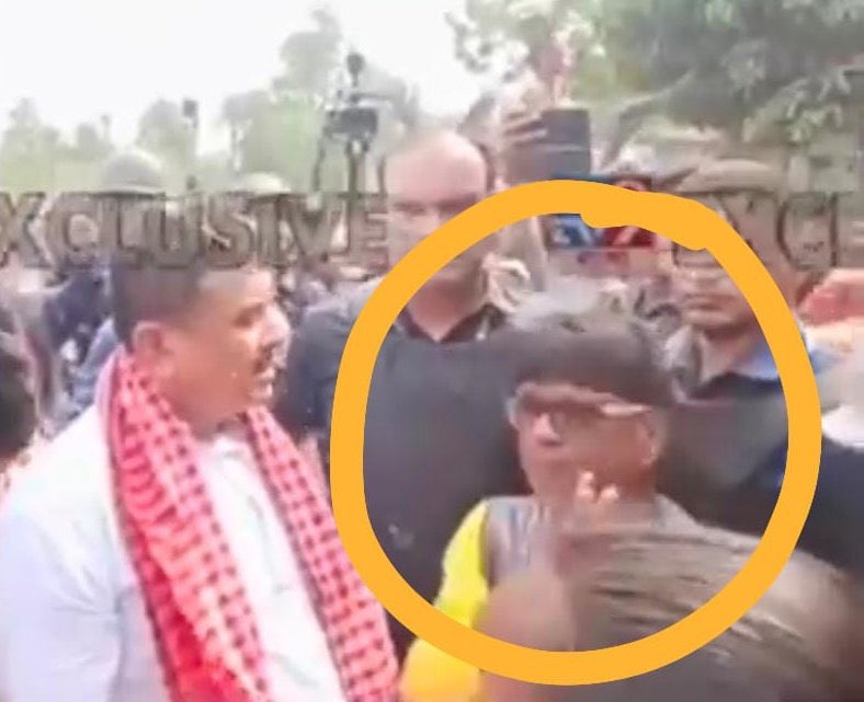 The man in circle is the man in the Sandeshkhali sting video Gangadhar Koyal - Sandeshkhali BJP Mondal President.

With him is Suvendu Adhikari, the mastermind behind the Sandeshkhali conspiracy.

Both needs to be arrested!

#ArrestSuvendu
#SandeshkhaliExposed