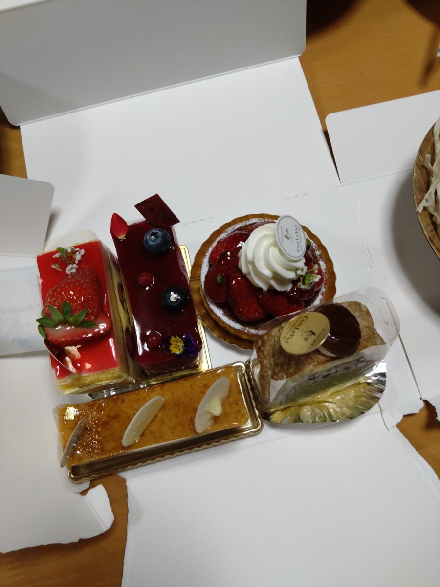 明日は誕生日（パートナーさんの）
と、言うことでケーキを買い夕食後のデザートに。いつもは軽めに済ます。夕食にドカーンとケーキ（笑）
今日くらいいいよね。
お誕生日おめでと
※もっとキレイに箱は開けましょうｗｗ